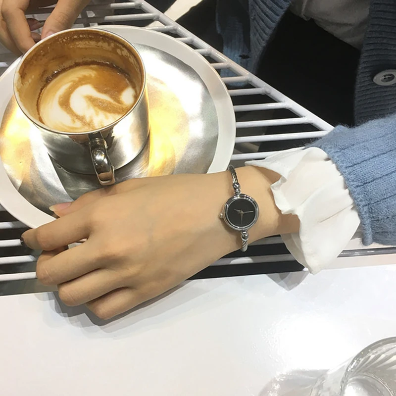 Women's Creative Bracelet Watch Small Round Watch Dial Thin Strap All-Match Quartz Wristwatch Minimalist Relojes Gift for Female
Women's Creative Bracelet Watch Small Round Watch Dial Thin Strap All-Match Quartz Wristwatch Minimalist Relojes Gift for Female