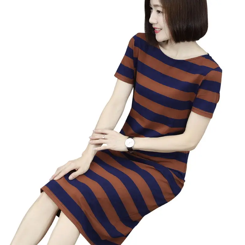2018 spring and summer new Korean version of the loose stripe long short-sleeved large size women's bag hip round neck dress
2018 spring and summer new Korean version of the loose stripe long short-sleeved large size women's bag hip round neck dress