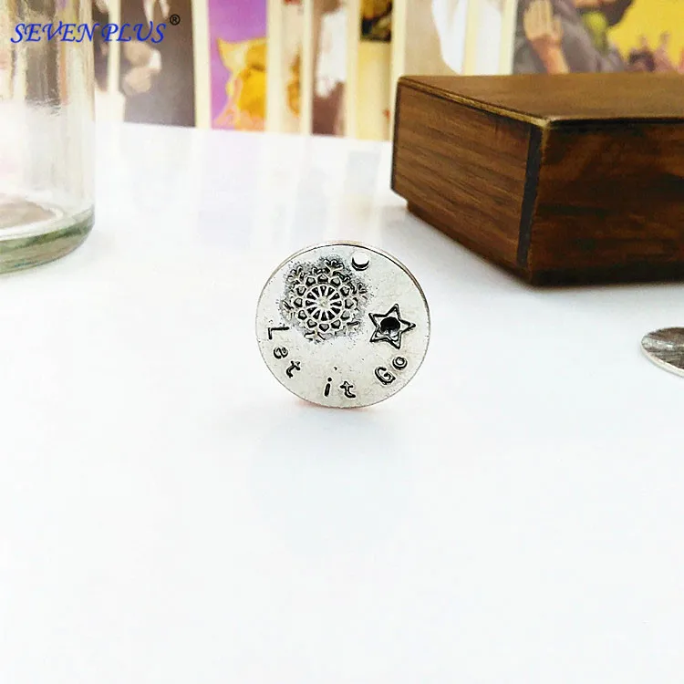 High Quality 20 Pieces/Lot Diameter 23mm Letter Printed Let It Go Antique Silver Plated Round Disc Words Quote Charms
High Quality 20 Pieces/Lot Diameter 23mm Letter Printed Let It Go Antique Silver Plated Round Disc Words Quote Charms