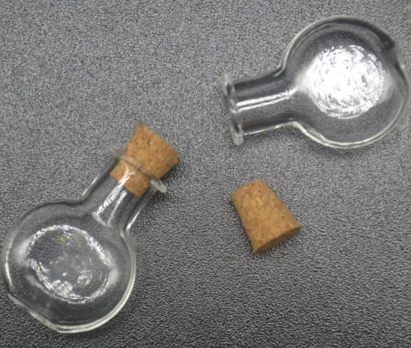 50pcs 20*30mm flat round Charm glass wish Bottle with cork Perfume essential oil vial pendant mini glass bottle jewelry findings
50pcs 20*30mm flat round Charm glass wish Bottle with cork Perfume essential oil vial pendant mini glass bottle jewelry findings