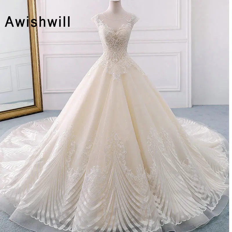 Real Pictures Cap Sleeve Long Train Wedding Gowns Plus Size Beadings Lace A-line Open Back Bride Wedding Dress Elegant
Real Pictures Cap Sleeve Long Train Wedding Gowns Plus Size Beadings Lace A-line Open Back Bride Wedding Dress Elegant