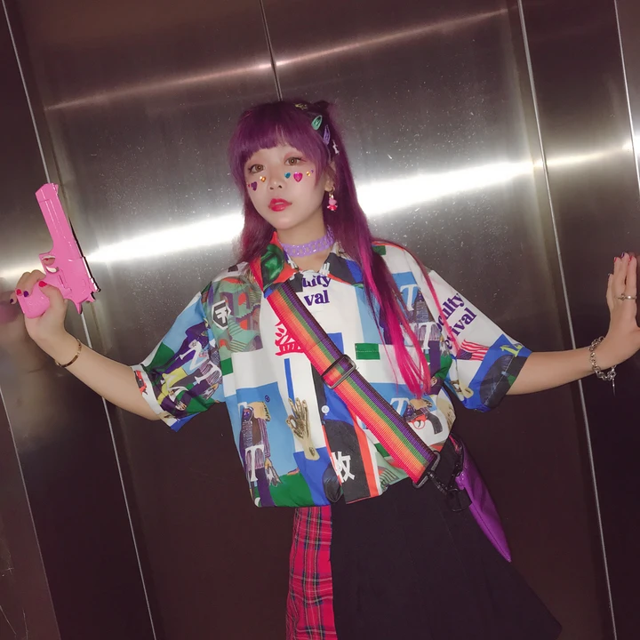 Korean version of the dancing and dancing street, mosaic printed pattern, short sleeved Lapel Chiffon flower, retro shirt.
Korean version of the dancing and dancing street, mosaic printed pattern, short sleeved Lapel Chiffon flower, retro shirt.