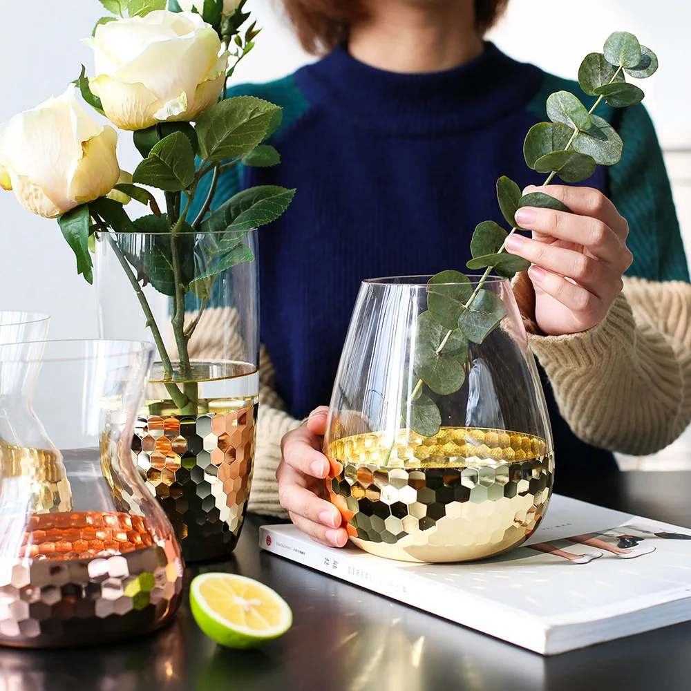 Elegant flower glass vase transparent flower living room vase Hourglass-Shaped Glass and Textured Copper Vase
Elegant flower glass vase transparent flower living room vase Hourglass-Shaped Glass and Textured Copper Vase