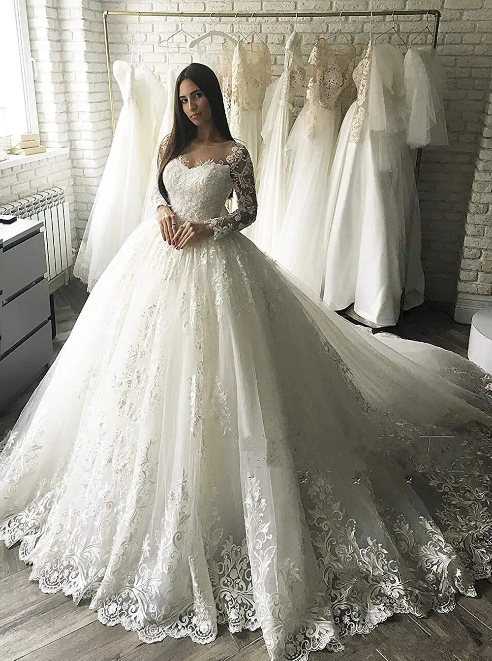 Elegant Lace Ball Gown Wedding Dresses Long Sleeve Ivory Sheer Neck Puffy Applique Dubai Arabic Vintage Wedding Dress Cheap 2019
Elegant Lace Ball Gown Wedding Dresses Long Sleeve Ivory Sheer Neck Puffy Applique Dubai Arabic Vintage Wedding Dress Cheap 2019