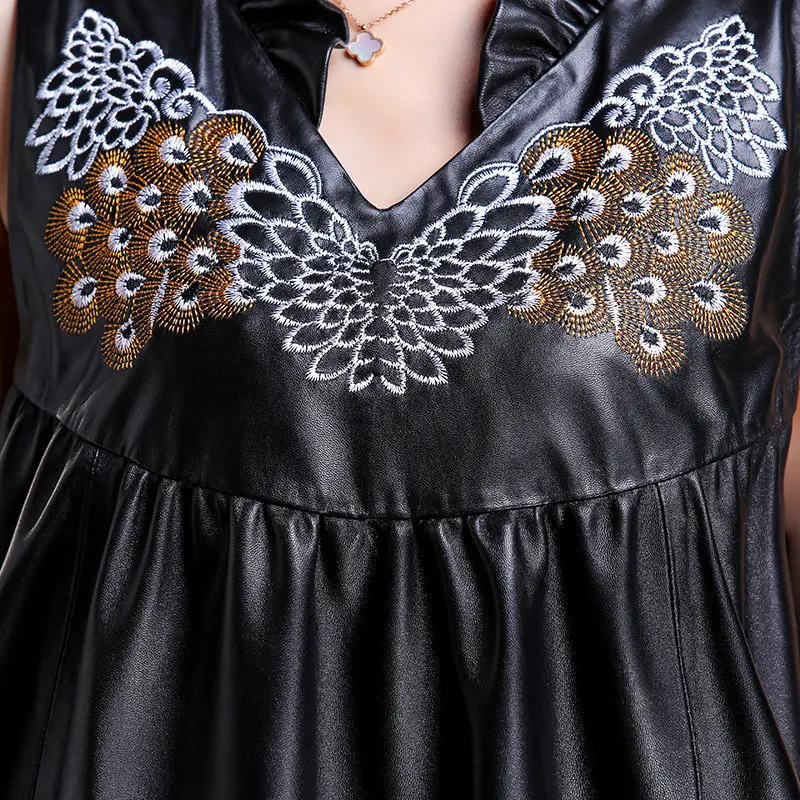 Autumn Winter Real Leather Dress Female Fashion Street Loose V-Neck Sleeveless Sheepskin Embroidery A-Line Midi Dress Plus Size
Autumn Winter Real Leather Dress Female Fashion Street Loose V-Neck Sleeveless Sheepskin Embroidery A-Line Midi Dress Plus Size