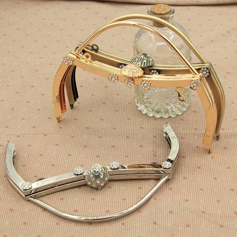 18cm Diamonds Metal Parts Purse Metal Purse Frame Closures Change Ladies Metal Bag Handbag Handle Frame DIY Acessories
18cm Diamonds Metal Parts Purse Metal Purse Frame Closures Change Ladies Metal Bag Handbag Handle Frame DIY Acessories