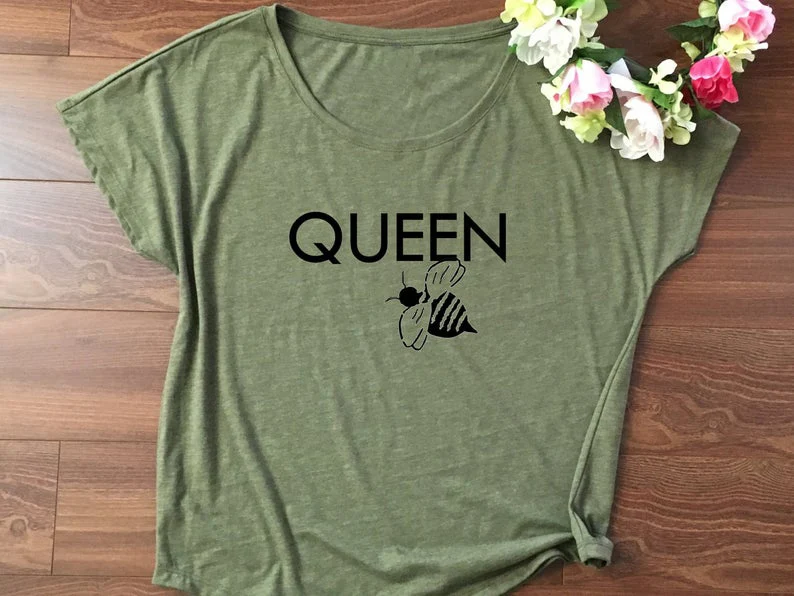 Queen Bee Slogan Graphic T-Shirt Stylish Casual Short Sleeve Honey Bees Grunge Aesthetic Tops Queen Bees Gift Camisetas Tees
Queen Bee Slogan Graphic T-Shirt Stylish Casual Short Sleeve Honey Bees Grunge Aesthetic Tops Queen Bees Gift Camisetas Tees