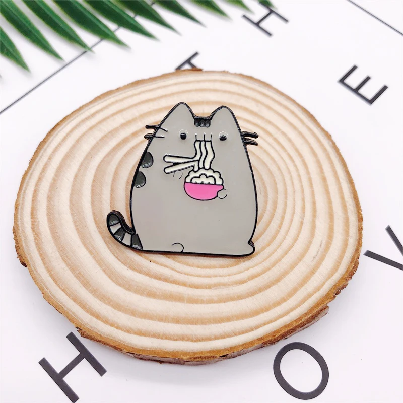 Креативная эмалированная брошь в виде мультяшного животного кошки едущего лапши