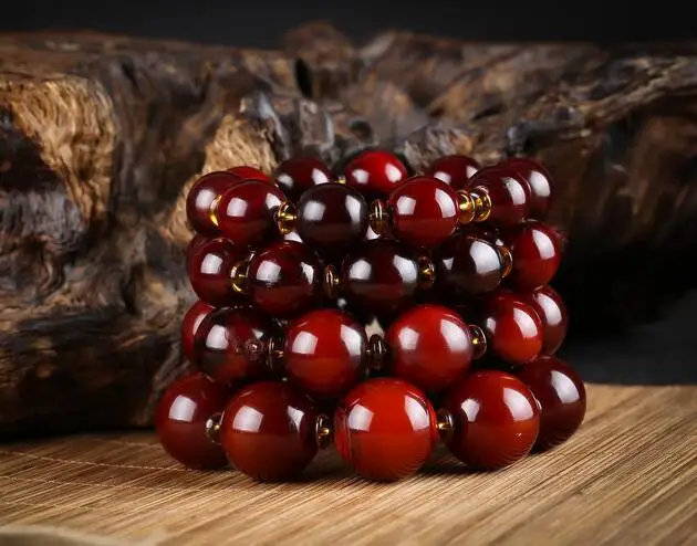 Natural horns, hand strings are round, plain, red beads, bracelet, natural ornaments.
Natural horns, hand strings are round, plain, red beads, bracelet, natural ornaments.