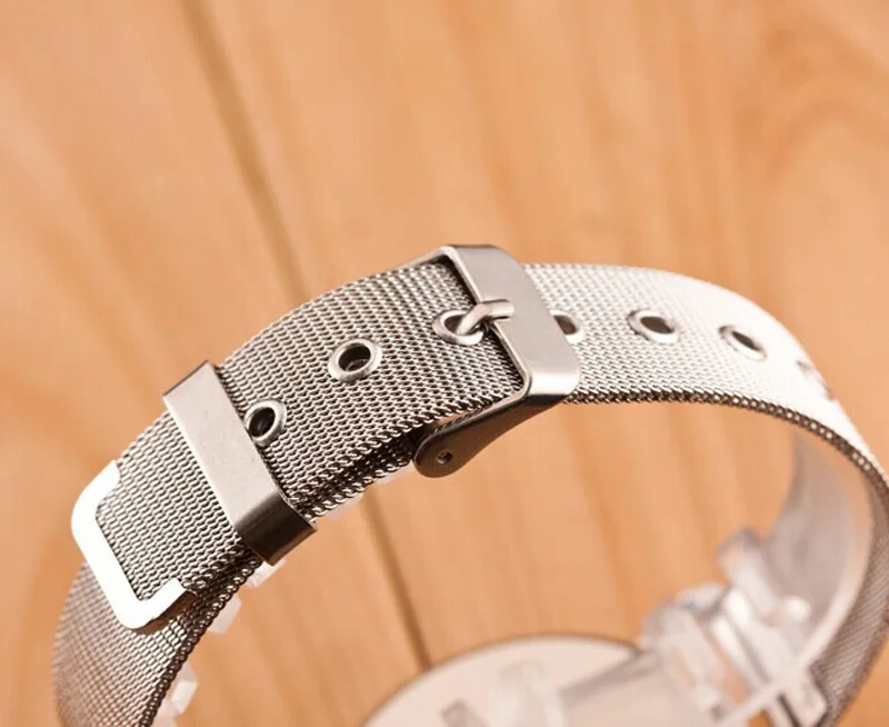 The latest women's fashion classic stainless steel Geneva watch quartz alloy watch simulation round pin buckle watch #W
The latest women's fashion classic stainless steel Geneva watch quartz alloy watch simulation round pin buckle watch #W