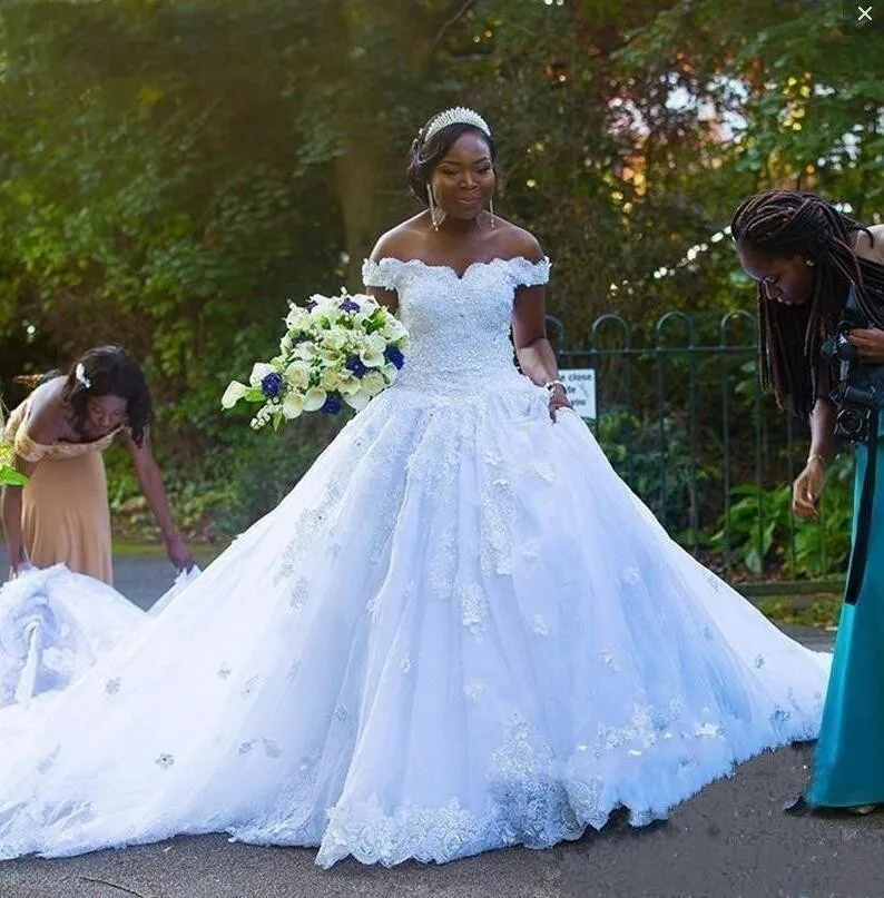 South African Plus Size Wedding Dresses Off The Shoulder A Line Lace Appliques Beach Wedding Dress Long Train Tulle Bridal Gowns
South African Plus Size Wedding Dresses Off The Shoulder A Line Lace Appliques Beach Wedding Dress Long Train Tulle Bridal Gowns