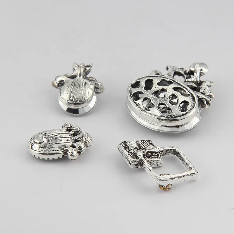 Hot 100pcs Ancient Silver Inlaid Rhinestone D Word Flower Making Bracelet Necklace Earrings Diy Fashion Jewelry Accessories
Hot 100pcs Ancient Silver Inlaid Rhinestone D Word Flower Making Bracelet Necklace Earrings Diy Fashion Jewelry Accessories