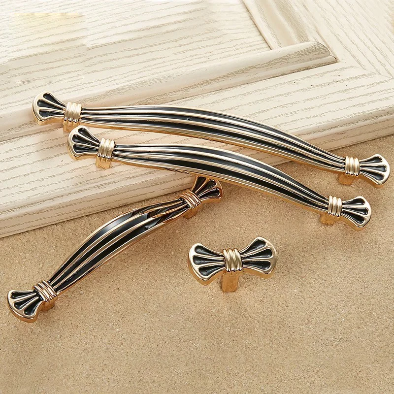 3.8"Furniture handles Wardrobe handle 5"European pastoral drawer handles Wardrobe solid pull knobs Antique brass dresser handles
3.8"Furniture handles Wardrobe handle 5"European pastoral drawer handles Wardrobe solid pull knobs Antique brass dresser handles