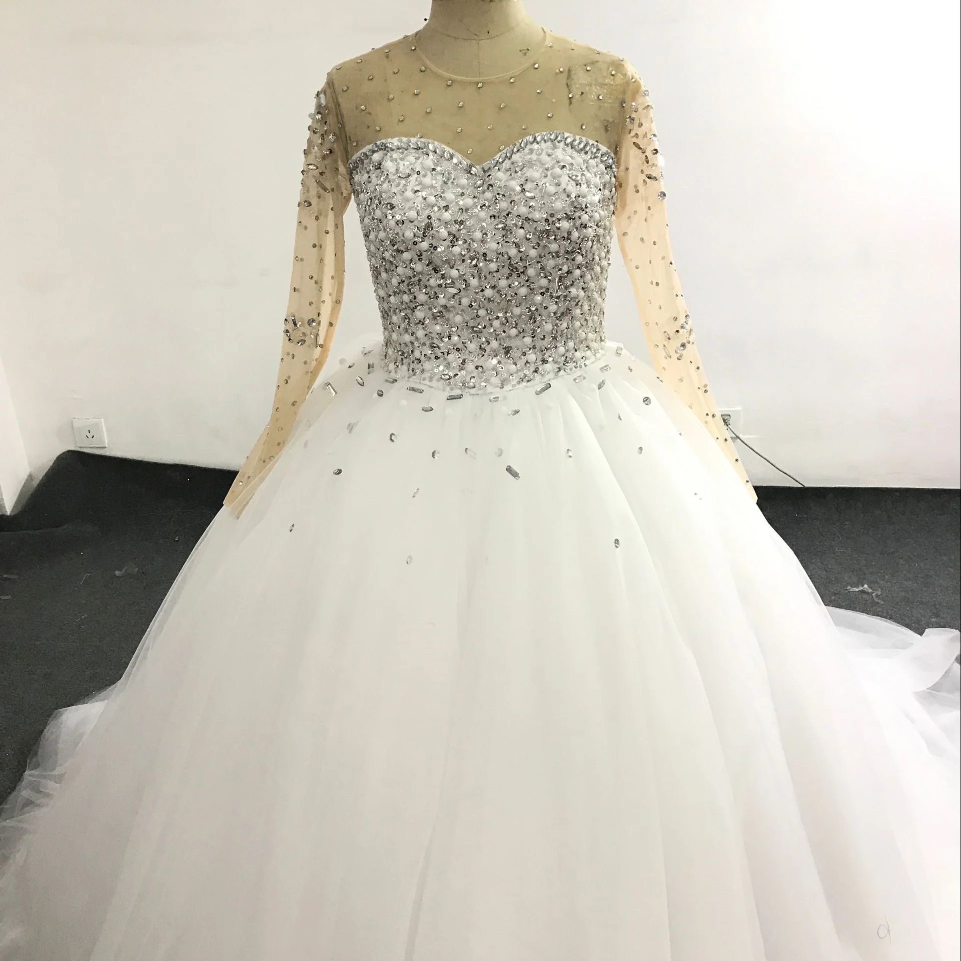O-Neck perspective long sleeve Ball Gown Wedding gown Crystal Beaded Tulle wedding dresses Real picture
O-Neck perspective long sleeve Ball Gown Wedding gown Crystal Beaded Tulle wedding dresses Real picture