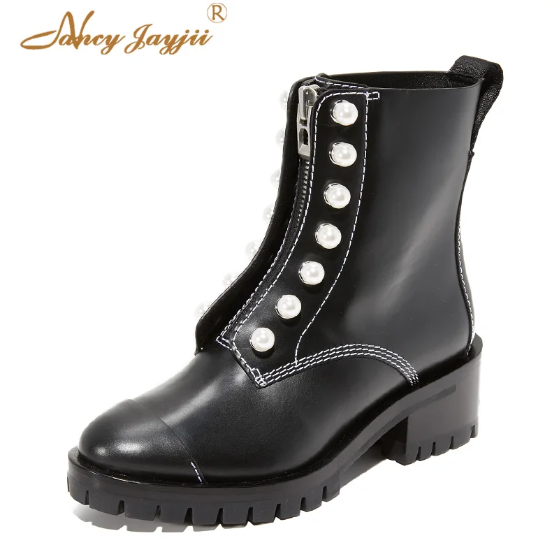 2021 Hayett Black Luxury Woman Ankle Boots Bota Brand Chunky Heels Ladies Shoes String Bead Pearl Front Zip Autumn Size 45 44 43
2021 Hayett Black Luxury Woman Ankle Boots Bota Brand Chunky Heels Ladies Shoes String Bead Pearl Front Zip Autumn Size 45 44 43