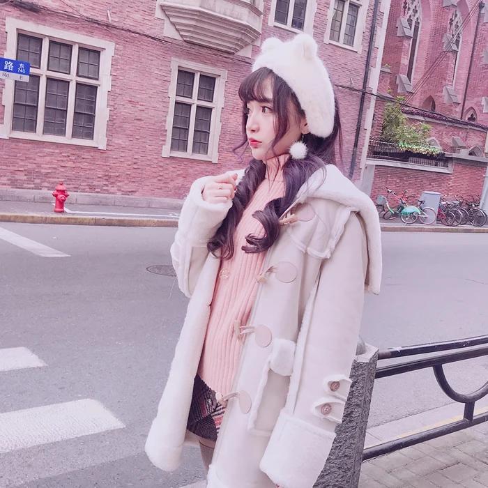 Princess sweet lolita coat Bobon21 winter girl super warm not bloated suede fur collar button wings hooded overcoat C1568
Princess sweet lolita coat Bobon21 winter girl super warm not bloated suede fur collar button wings hooded overcoat C1568