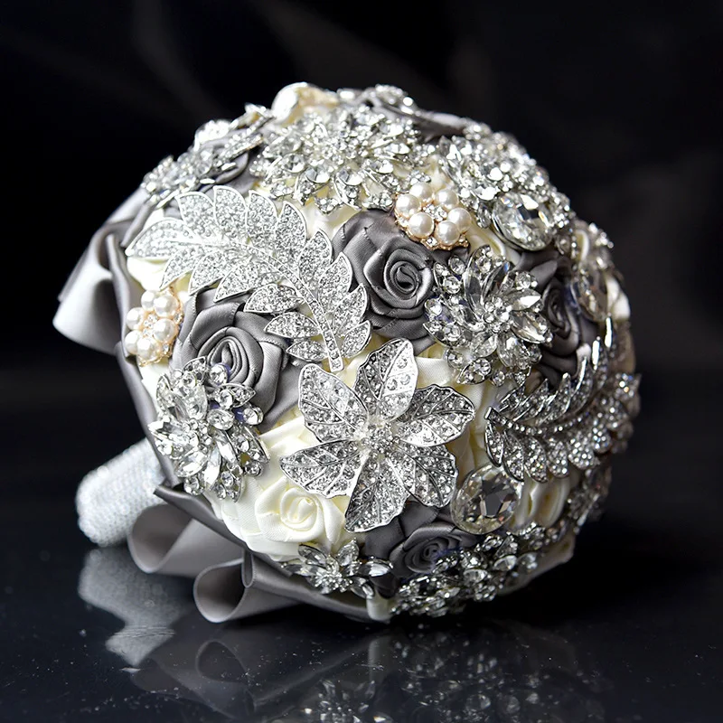 Elegant Custom Ivory Bridal Wedding Bouquets Stunning Pearls Beaded Crystal Brooch Stitch Wedding Bouquets Bryllup bukett
Elegant Custom Ivory Bridal Wedding Bouquets Stunning Pearls Beaded Crystal Brooch Stitch Wedding Bouquets Bryllup bukett