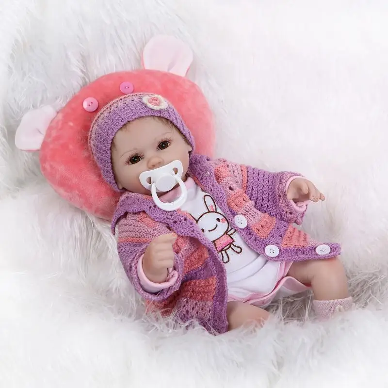 16inch 40cm Bebe Bouquets Doll Soft Cloth Body Lovely Baby Girl with Little Purple Suit Silicone Reborn Baby Dolls New Year Gift
16inch 40cm Bebe Bouquets Doll Soft Cloth Body Lovely Baby Girl with Little Purple Suit Silicone Reborn Baby Dolls New Year Gift