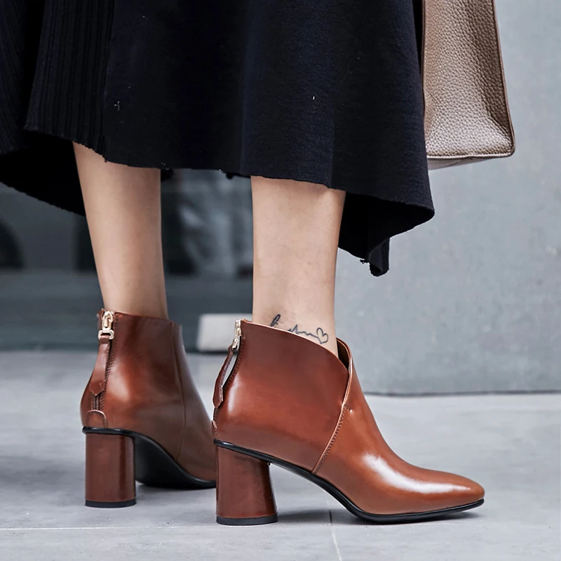 ISNOM New Ankle Boots Thick High Heels Women Boots 2019 Autumn Fashion Pointed Toe Shoes Genuine Leather Short Plush Footwear
ISNOM New Ankle Boots Thick High Heels Women Boots 2019 Autumn Fashion Pointed Toe Shoes Genuine Leather Short Plush Footwear
