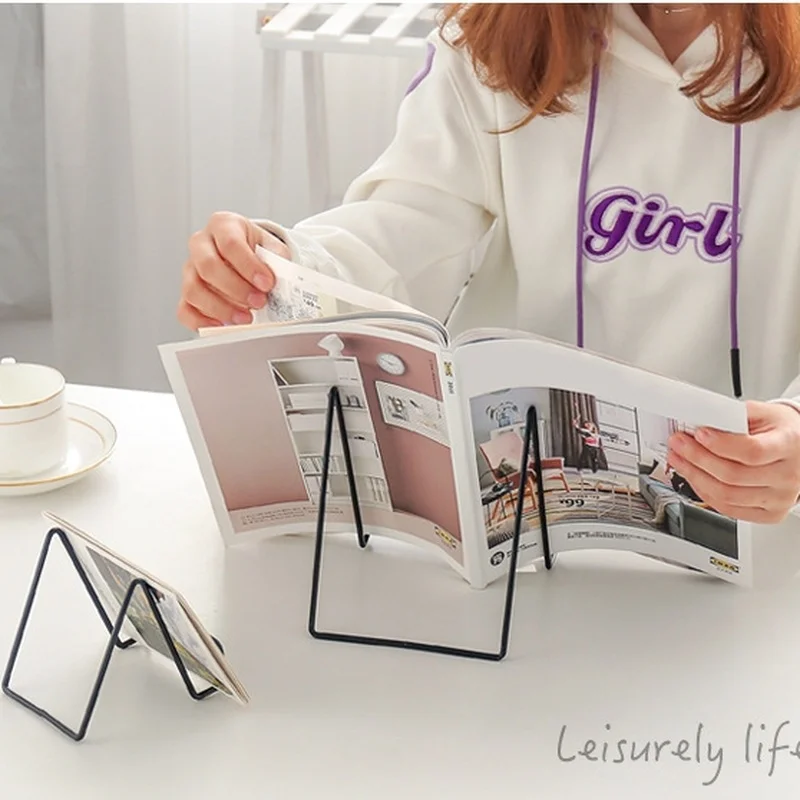 Creative Geometric Wrought Iron Storage Rack Bedroom Living Room Multi-function Desktop Mobile Phone Book Newspaper Storage Rack
Creative Geometric Wrought Iron Storage Rack Bedroom Living Room Multi-function Desktop Mobile Phone Book Newspaper Storage Rack