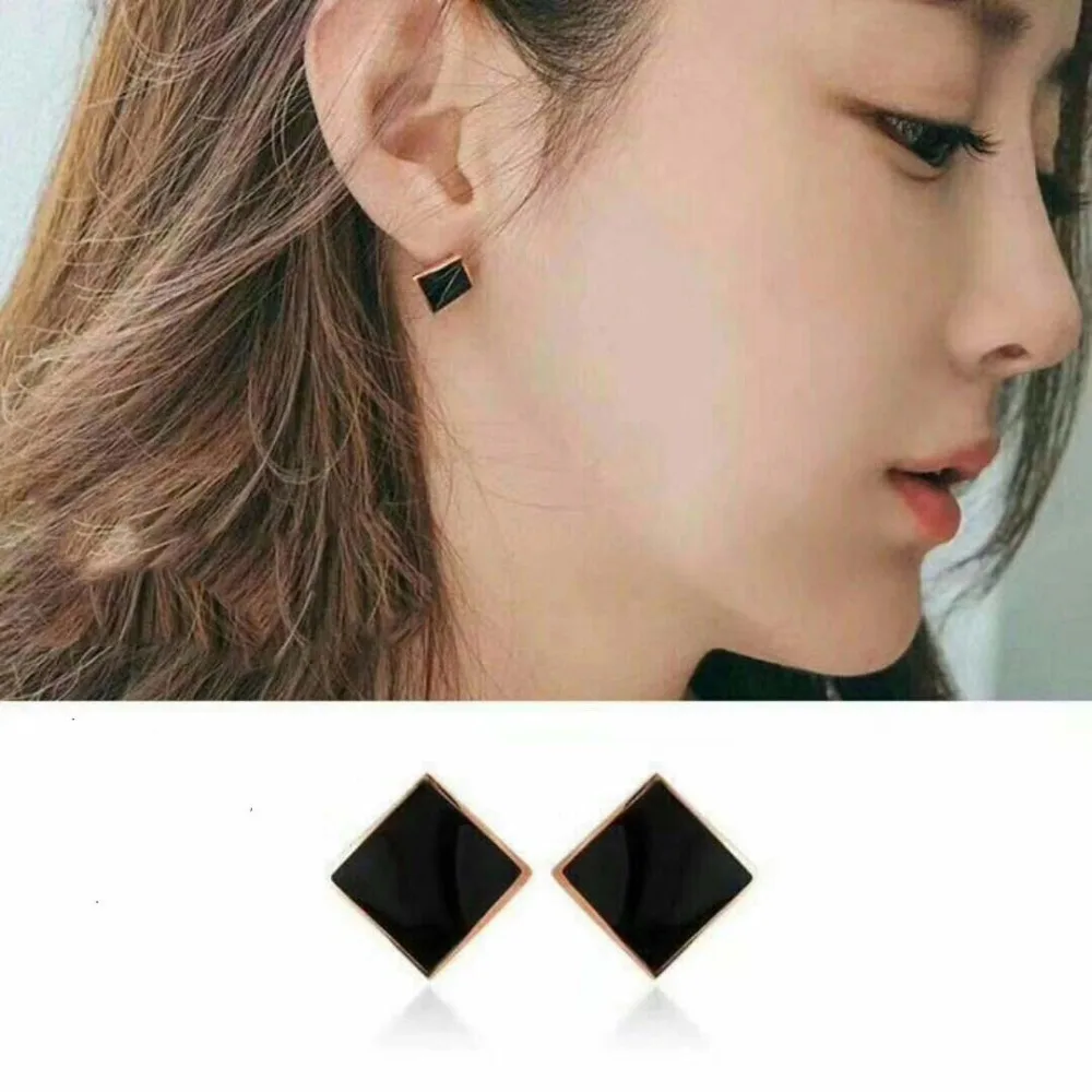MIARA.L simple titanium steel ear studs source factory natural black and white shell square geometric earrings female
MIARA.L simple titanium steel ear studs source factory natural black and white shell square geometric earrings female