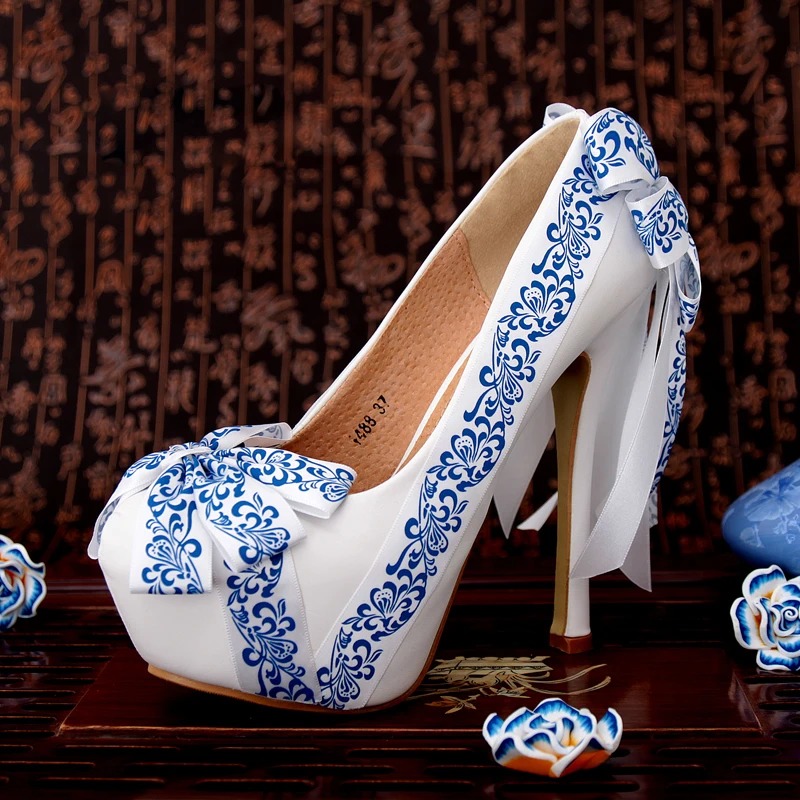 Womens Wedding Shoes Blue And White Porcelain Pattern Ribbon Bow Bridal Party 14cm High Heel Round Toe Shoes Sexy Woman Pumps
Womens Wedding Shoes Blue And White Porcelain Pattern Ribbon Bow Bridal Party 14cm High Heel Round Toe Shoes Sexy Woman Pumps