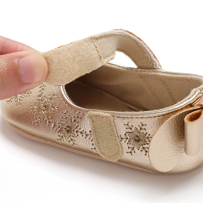 2020 New Spring autumn Baby Girl Moccasins cute bow embroider flowers First Walkers Non-slip Soft Bottom Baby Princess Shoes
2020 New Spring autumn Baby Girl Moccasins cute bow embroider flowers First Walkers Non-slip Soft Bottom Baby Princess Shoes