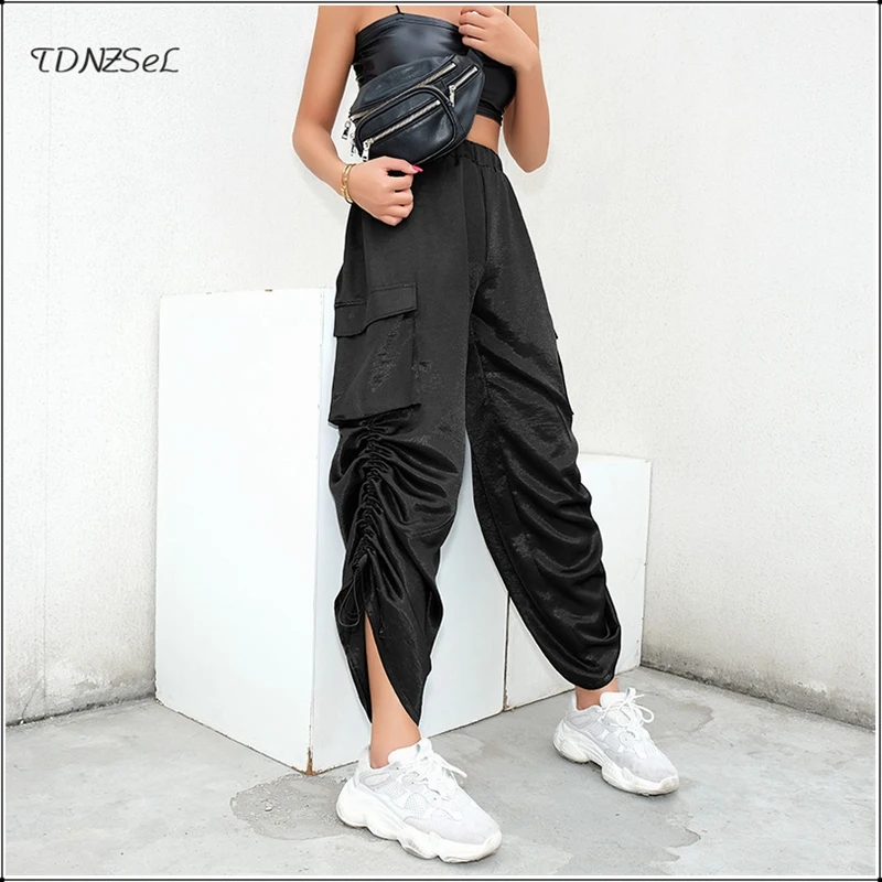 Black Women Hip Hop Loose Harem Pants Big Pockets Elastic Waist Drawstring Wide Leg Cross Pant Summer Casual Streetwear Trousers
Black Women Hip Hop Loose Harem Pants Big Pockets Elastic Waist Drawstring Wide Leg Cross Pant Summer Casual Streetwear Trousers