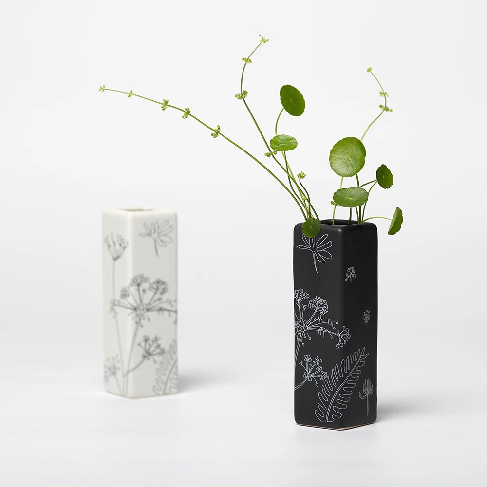 Creative Adornment flower Vase Black White Square Small Vase Desk Furnishings Ceramic Storage Water Vase Best Gift For Parents
Creative Adornment flower Vase Black White Square Small Vase Desk Furnishings Ceramic Storage Water Vase Best Gift For Parents