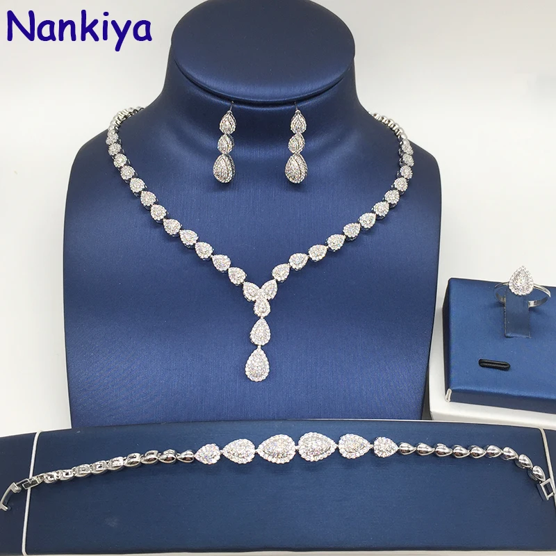 Nankiya Elegant Micro Paved Zirconia Brass Bridal Jewelry Set Waterdrop Cute Necklace Earring 4pcs Dubai Set for Woman NC150
Nankiya Elegant Micro Paved Zirconia Brass Bridal Jewelry Set Waterdrop Cute Necklace Earring 4pcs Dubai Set for Woman NC150