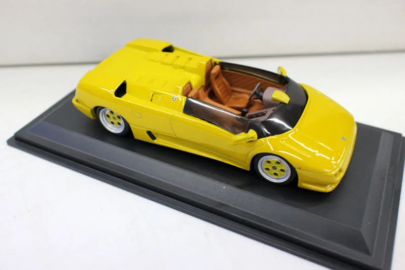 Литая игрушка модель 1:43 Lambor ghini Dia blo Roadster 1992 модель спортивного гоночного автомобиля для мужчин подарок, украшение, коллекция
Литая игрушка модель 1:43 Lambor ghini Dia blo Roadster 1992 модель спортивного гоночного автомобиля для мужчин подарок, украшение, коллекция