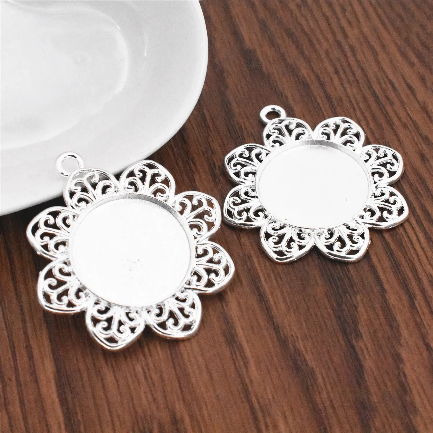 NEW 4pcs 25mm Inner Size 3 Colors Plated Flower Style Cameo Cabochon Base Setting Charms New Fashion Pendant
NEW 4pcs 25mm Inner Size 3 Colors Plated Flower Style Cameo Cabochon Base Setting Charms New Fashion Pendant