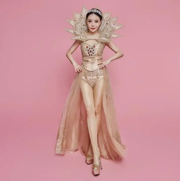 Bar nightclub female singer atmosphere exaggerated gold bright diamond big fan collar stage costume suit
Bar nightclub female singer atmosphere exaggerated gold bright diamond big fan collar stage costume suit