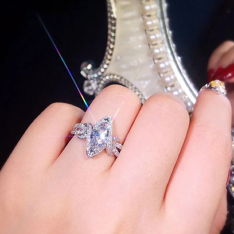 Solid 18K White Gold 1ct 5X10mm Marquise Brilliant Cut Moissanite Halo Ring Lab Grown Diamond Ring For Women Engagment Ring
Solid 18K White Gold 1ct 5X10mm Marquise Brilliant Cut Moissanite Halo Ring Lab Grown Diamond Ring For Women Engagment Ring