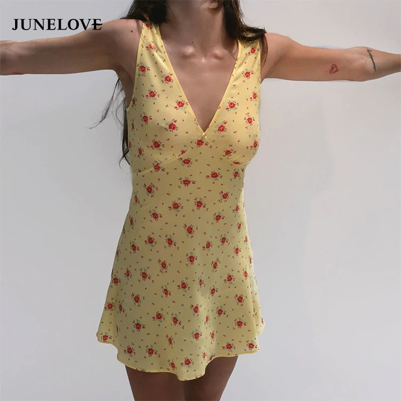 Женское платье мини JuneLove винтажное на шнурках с цветочным принтом и треугольным