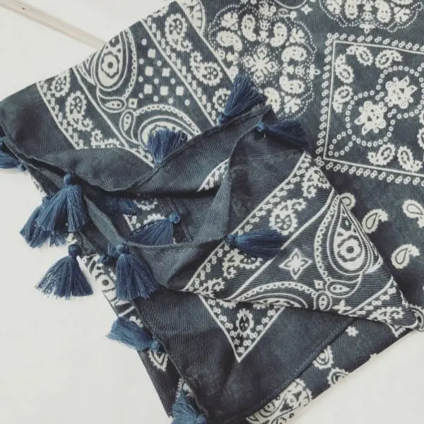 Fashion women paisley scarf grey color tassels vintage shawl high quality muffler muslim wraps big pashmina print scarves
Fashion women paisley scarf grey color tassels vintage shawl high quality muffler muslim wraps big pashmina print scarves