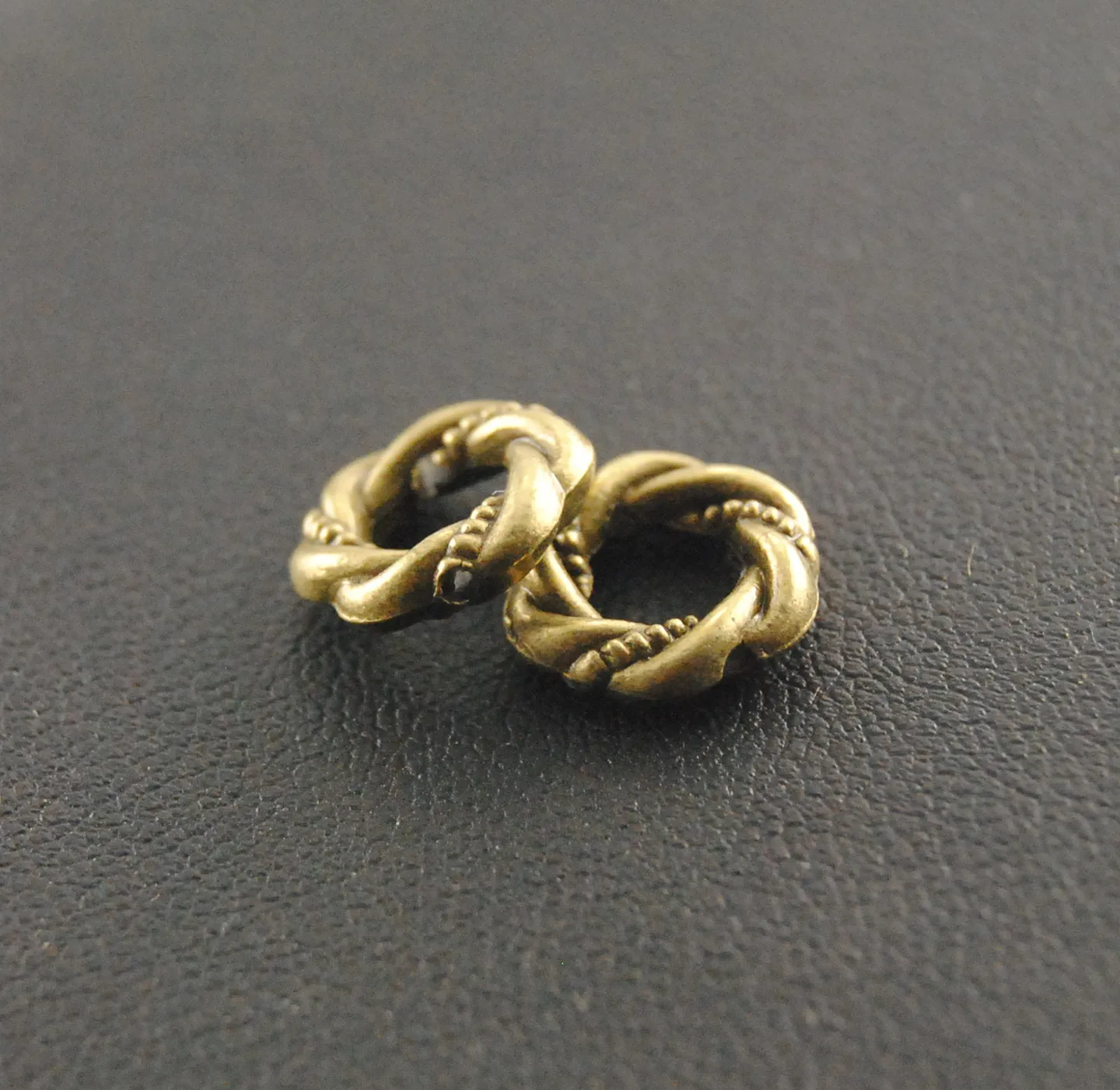 50 pcs Bronze Twist Ring Circle Charms Connector DIY Metal Bracelet Necklace Jewelry Findings A174
50 pcs Bronze Twist Ring Circle Charms Connector DIY Metal Bracelet Necklace Jewelry Findings A174