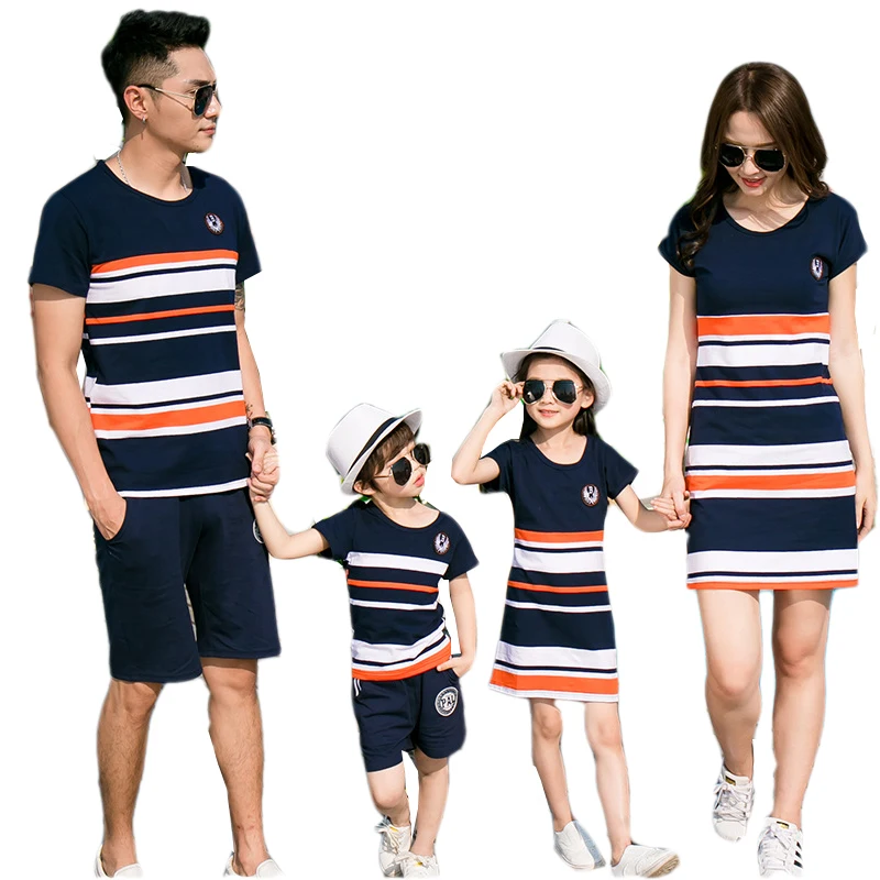 Платье для матери и дочери, Семейные костюмы, летняя полосатая футболка + штаны, наряды для отца, сына, ребенка, мальчика, девочки
Платье для матери и дочери, Семейные костюмы, летняя полосатая футболка + штаны, наряды для отца, сына, ребенка, мальчика, девочки