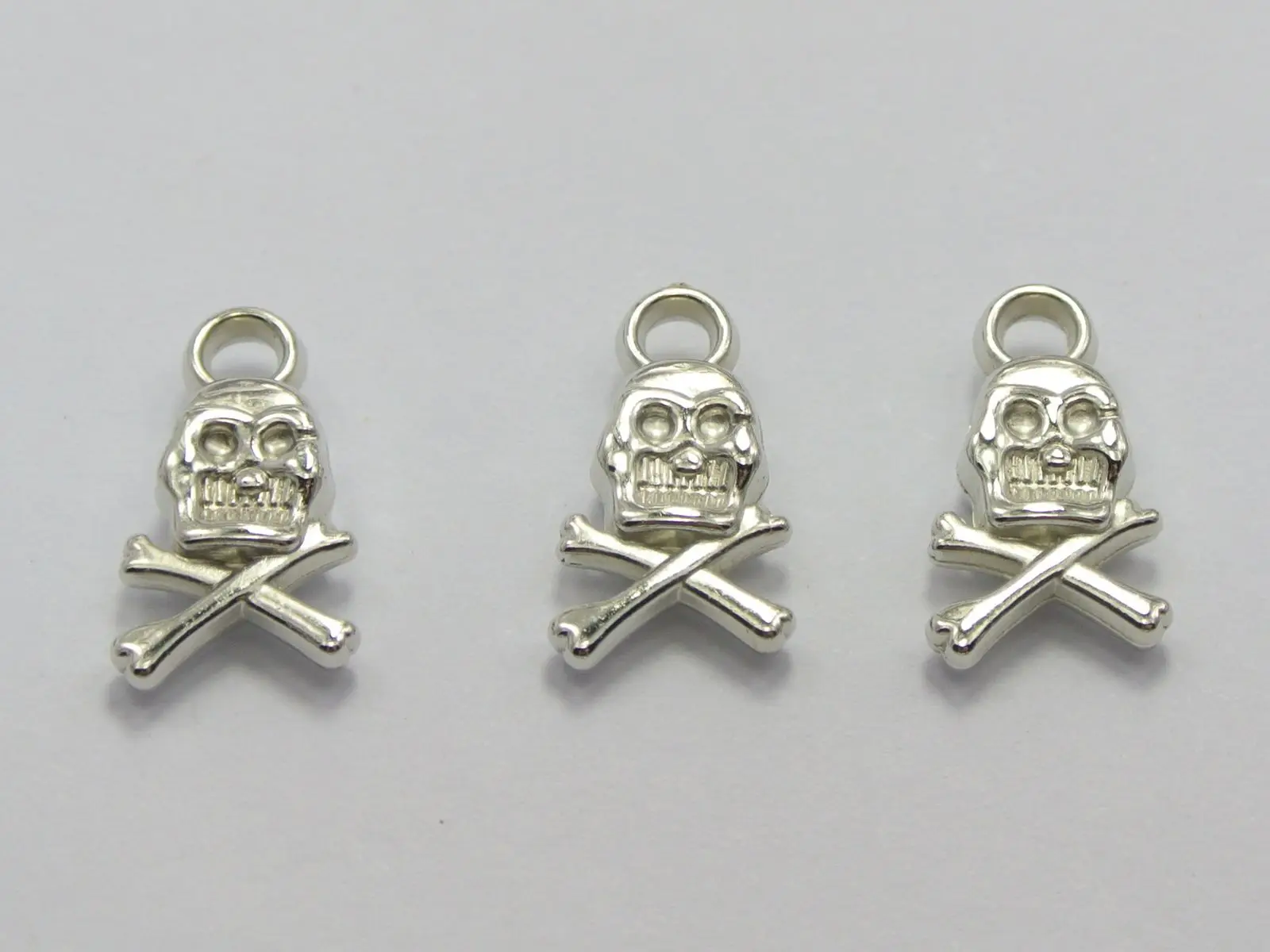 100 Silver-plate color Tone Metallic Acrylic Halloween Skull + CrossBones Charm Pendants
100 Silver-plate color Tone Metallic Acrylic Halloween Skull + CrossBones Charm Pendants