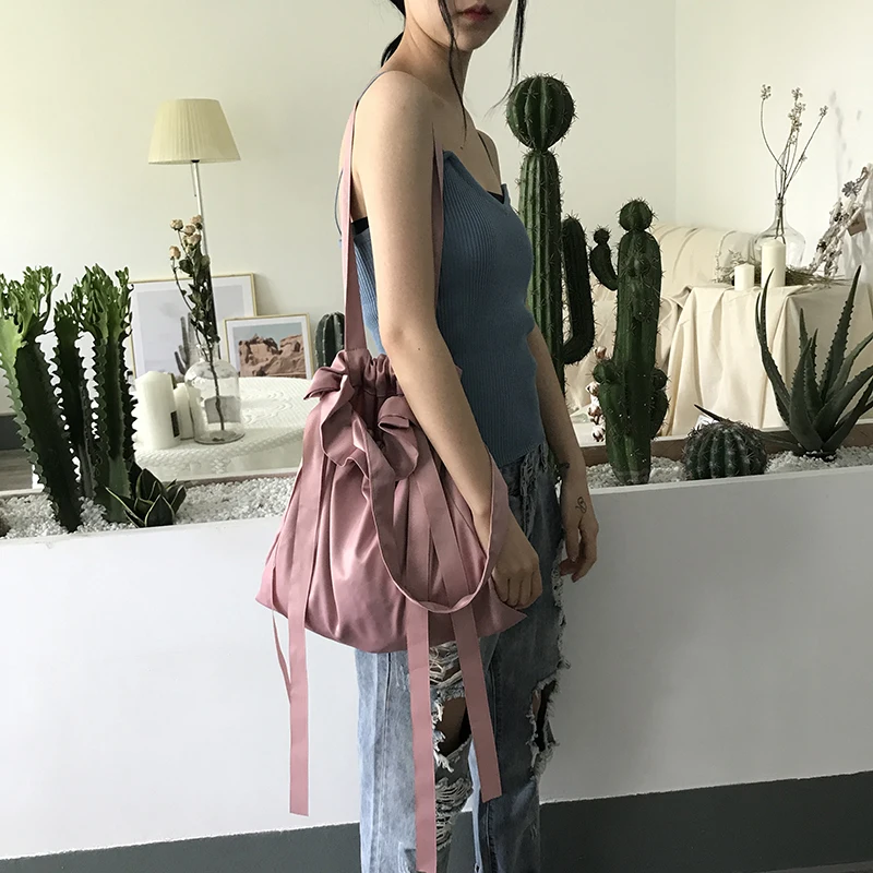 INS Summer New Tote Bag Fashion Drawstring Bow Shoulder Bag Smooth Satin Girl Chic Wild Handbag Big Capacity Women Cloth Bag
INS Summer New Tote Bag Fashion Drawstring Bow Shoulder Bag Smooth Satin Girl Chic Wild Handbag Big Capacity Women Cloth Bag