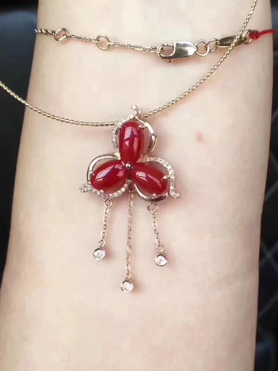 Натуральный красный драгоценный коралл кулон натуральный драгоценный камень кулон ожерелье S925 серебро элегантная кисточка клевер женские вечерние ювелирные украшения
Натуральный красный драгоценный коралл кулон натуральный драгоценный камень кулон ожерелье S925 серебро элегантная кисточка клевер женские вечерние ювелирные украшения