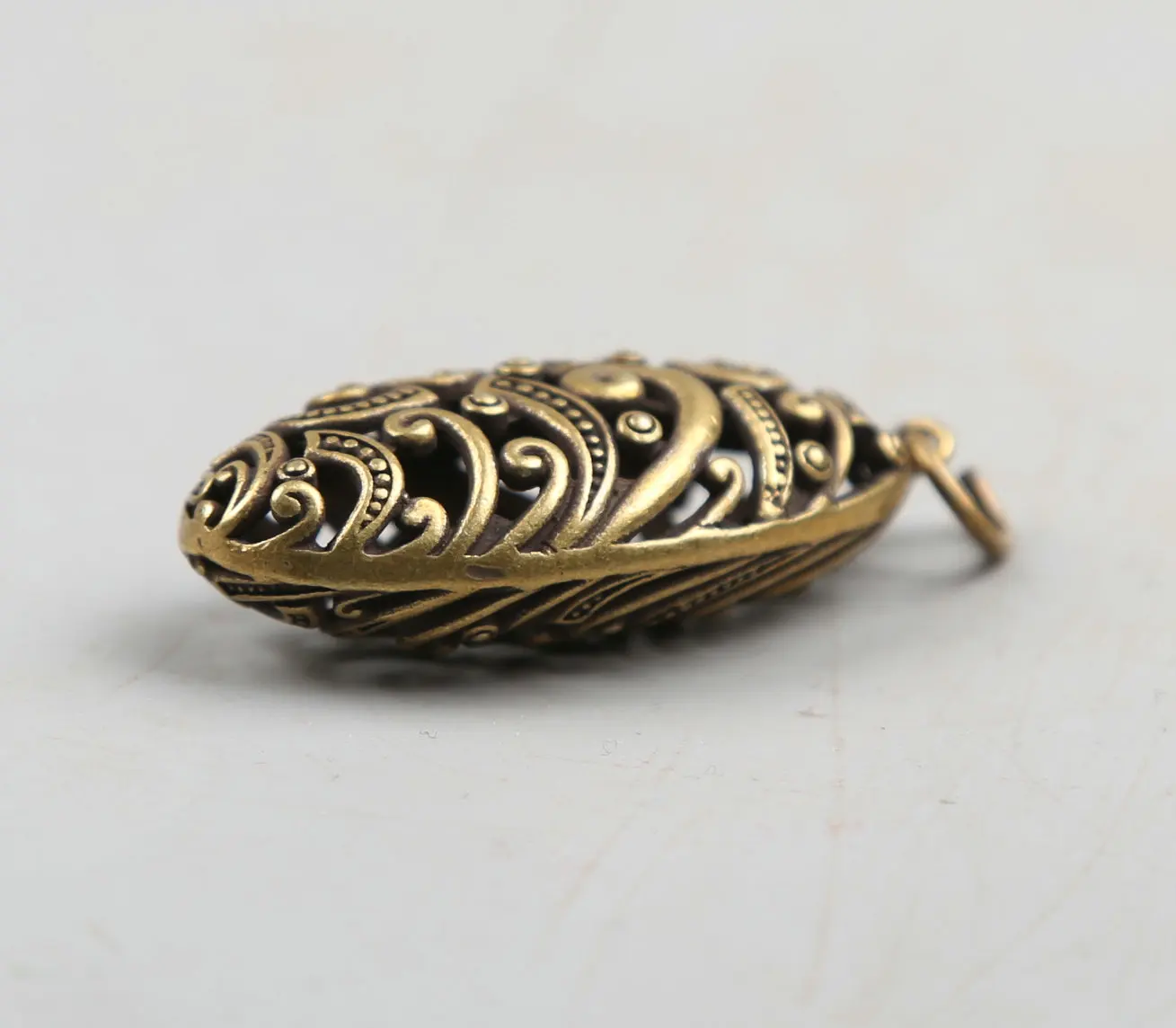 43MM/1.7" Collect Curio Rare Chinese Fengshui Bronze Exquisite Oval Decorative Pattern Arabesquitic Pendant Statue Statuary 12g
43MM/1.7" Collect Curio Rare Chinese Fengshui Bronze Exquisite Oval Decorative Pattern Arabesquitic Pendant Statue Statuary 12g