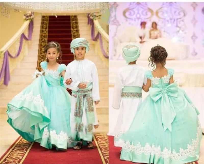 New Flower Gril Dress with Lace Appliques Square Neck Big Bow Zipper Back Puffy Princess Dress Girls Pageant Gowns
New Flower Gril Dress with Lace Appliques Square Neck Big Bow Zipper Back Puffy Princess Dress Girls Pageant Gowns