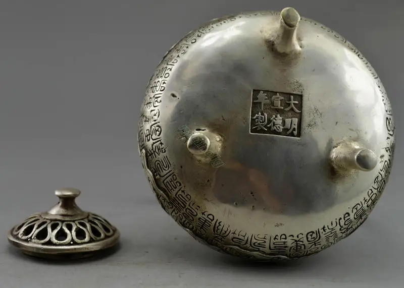Elaborate Old Chinese Tibetan Silver Carved with auspicious lifelike dragon statue incense burner censer
Elaborate Old Chinese Tibetan Silver Carved with auspicious lifelike dragon statue incense burner censer