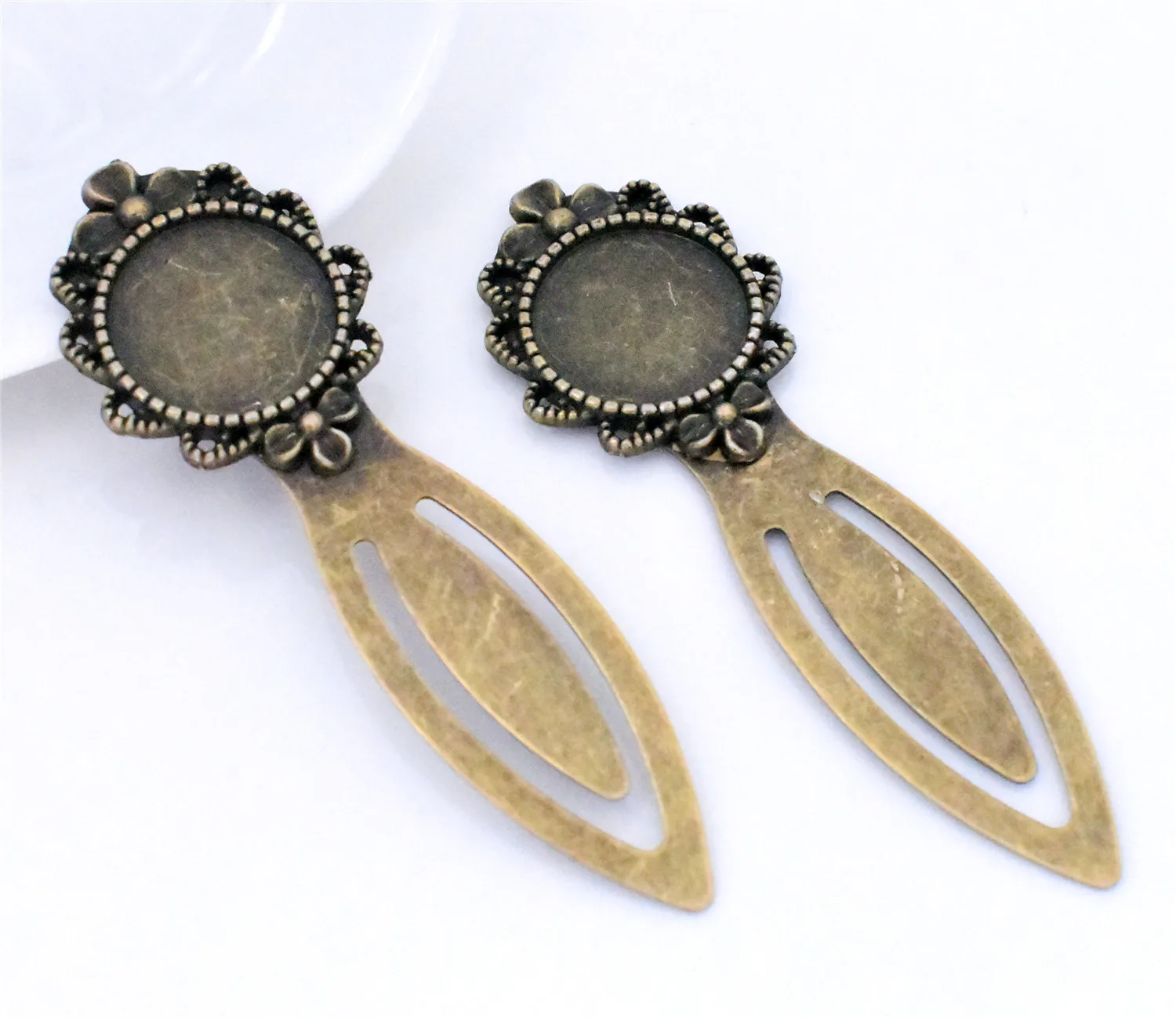 New Fashion 2pcs 18mm Inner Size Antique Bronze Vintage Style Handmade Bookmark Cabochon Base Cameo Setting.
New Fashion 2pcs 18mm Inner Size Antique Bronze Vintage Style Handmade Bookmark Cabochon Base Cameo Setting.