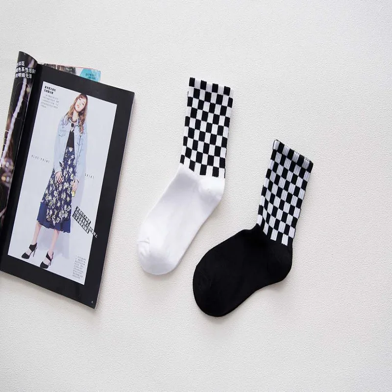 Autumn and winter on the new tube black and white plaid ladies casual cotton socks breathable
Autumn and winter on the new tube black and white plaid ladies casual cotton socks breathable