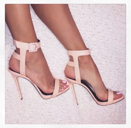 Hot selling elegant concise wide ankle buckle strap stiletto heel sandals fashion pure color crosss strap high heel sandals
Hot selling elegant concise wide ankle buckle strap stiletto heel sandals fashion pure color crosss strap high heel sandals