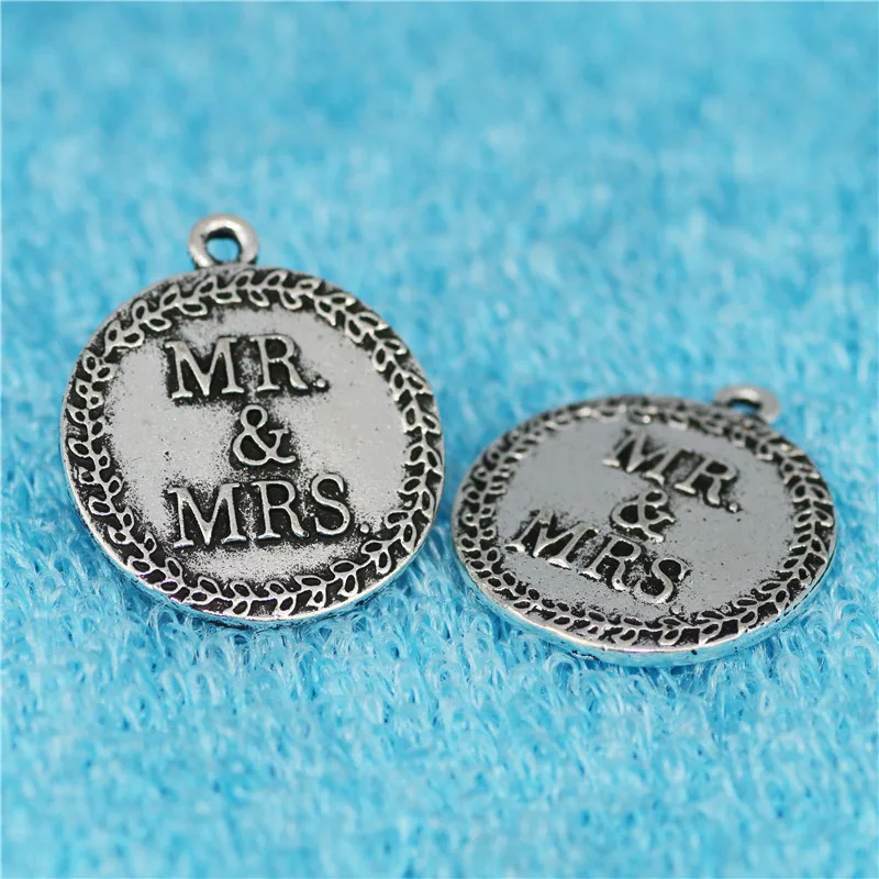 High Quality Newest 10 Pieces/Lot Diameter 25mm Letter Embossed Mr.&Mrs. Heart Round Disc Charms For Wedding Jewelry
High Quality Newest 10 Pieces/Lot Diameter 25mm Letter Embossed Mr.&Mrs. Heart Round Disc Charms For Wedding Jewelry