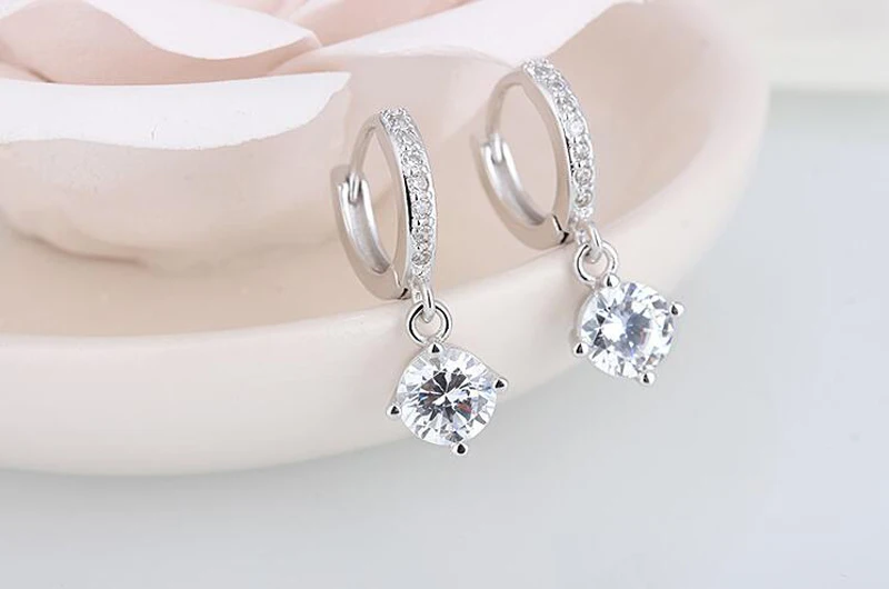 Fashion Women 925 Silver Shiny Zircon Round Pendant Hoop Earrings For Girls Female Simple Pretty Loop Huggie Earring Jewelry
Fashion Women 925 Silver Shiny Zircon Round Pendant Hoop Earrings For Girls Female Simple Pretty Loop Huggie Earring Jewelry