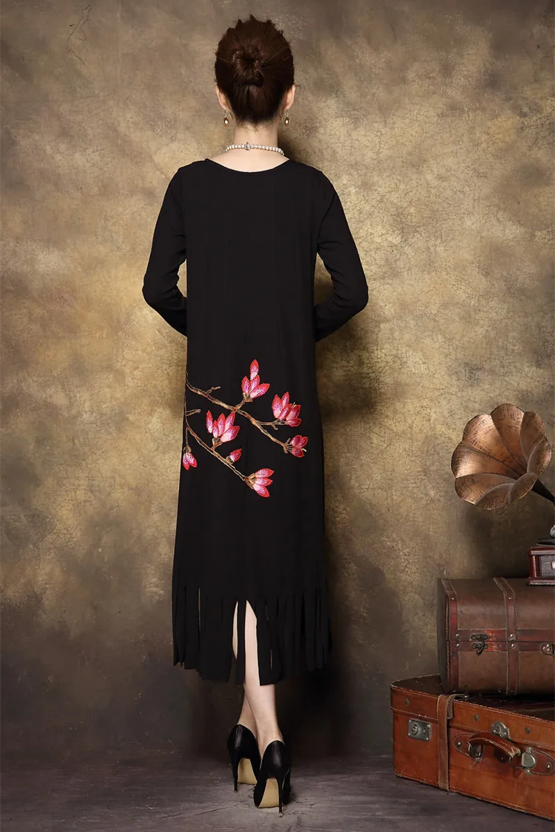 2017Winter middle age women Vintage floral embroidery tassels long dress thick fleece elegant dress plus size casual vestido 4XL
2017Winter middle age women Vintage floral embroidery tassels long dress thick fleece elegant dress plus size casual vestido 4XL